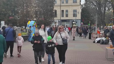 Містяни гуляють центром Хмельницького Містяни гуляють центром Хмельницького