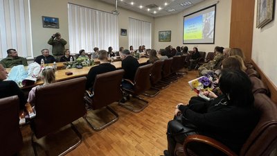 Ордени посмертно: у Житомирі родинам загиблих воїнів передали державні нагороди Ордени посмертно: у Житомирі родинам загиблих воїнів передали державні нагороди