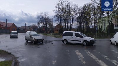 На перехресті у Сумах сталася аварія, один із водіїв травмувався