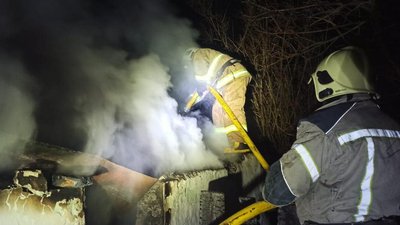 Пожежа на Рівненщині: господар отримав опіки, бійці ДСНС запобігли вибуху балонів