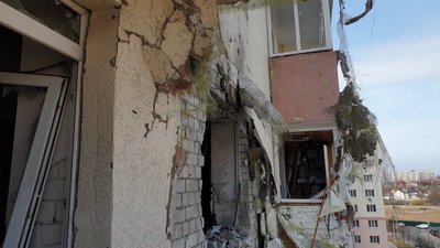 "Яскравий спалах і різкий хлопок": киянин розповів про обстріл свого будинку "Яскравий спалах і різкий хлопок": киянин розповів про обстріл свого будинку