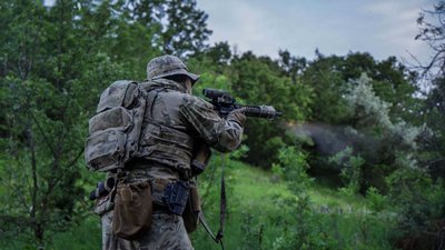 Український піхотинець на стрільбищі