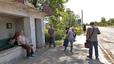 Люди займають чергу на маршрутку: на дачному масиві біля Луцька – проблема з доїздом Люди займають чергу на маршрутку: на дачному масиві біля Луцька – проблема з доїздом