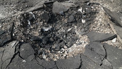 "FPV дігнала". На Сумщині російський дрон атакував соціальний автобус