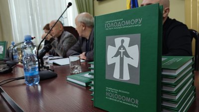 У Полтаві презентували збірку Посла МЗС України про міжнародне визнання Голодомору У Полтаві презентували збірку Посла МЗС України про міжнародне визнання Голодомору
