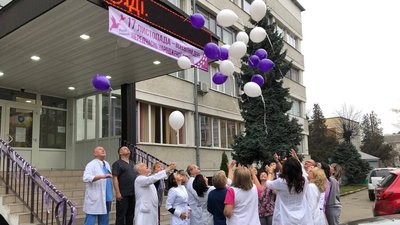 У Франківську медики обласного перинатального центру приєдналися до акції на підтримку "поспішайок"