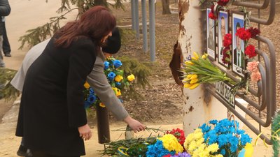У Охтирці на Сумщині вшанували пам'ять загиблих внаслідок авіаудару РФ рік тому У Охтирці на Сумщині вшанували пам'ять загиблих внаслідок авіаудару РФ рік тому