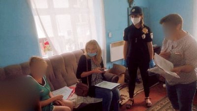 Занедбала маленьку дитину. Прикарпатку готуються позбавити батьківських прав Занедбала маленьку дитину. Прикарпатку готуються позбавити батьківських прав