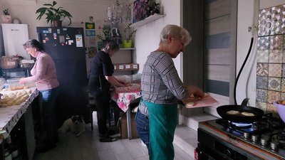 У Сумах "підрозділ фей" пече пиріжки та плете сітки для військових У Сумах "підрозділ фей" пече пиріжки та плете сітки для військових