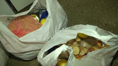 Продуктову допомогу у штабі переселенці можуть отримати раз на тиждень. Продуктову допомогу у штабі переселенці можуть отримати раз на тиждень.