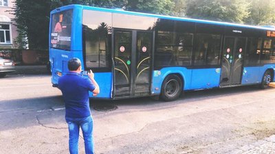 Нетверезий водій в'їхав в автобус на вулиці Льва Толстого в Ужгороді Нетверезий водій в'їхав в автобус на вулиці Льва Толстого в Ужгороді