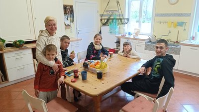 Трьох дітей з інтернатного закладу прийняла в родину сім'я з Миколаєва Трьох дітей з інтернатного закладу прийняла в родину сім'я з Миколаєва
