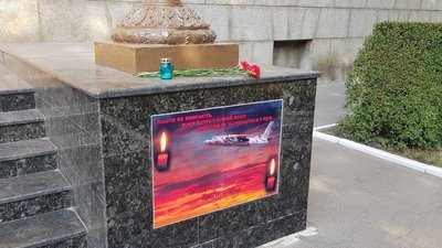 Катастрофа в Чугуєві: до університету Повітряних сил несуть квіти Катастрофа в Чугуєві: до університету Повітряних сил несуть квіти