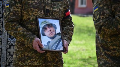 У 2016 році пішов добровольцем. На Кіровоградщині попрощалися з військовим Едуардом Лещенком У 2016 році пішов добровольцем. На Кіровоградщині попрощалися з військовим Едуардом Лещенком