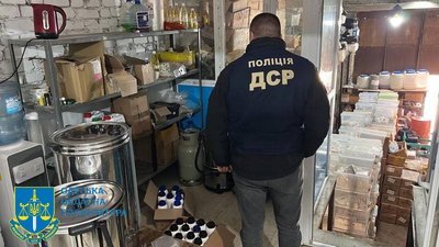 Продавали на "7 кілометрі": на Одещині викрили виробництво підробних парфумів світових брендів Продавали на "7 кілометрі": на Одещині викрили виробництво підробних парфумів світових брендів