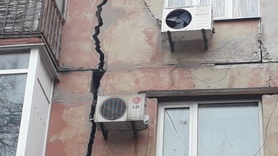 У Запоріжжі через підтоплення руйнується будинок: що кажуть в управляючій компанії У Запоріжжі через підтоплення руйнується будинок: що кажуть в управляючій компанії