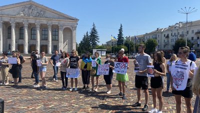 “Поверніть гарнізон Маріуполя живими!”: чернігівці вийшли на акцію протесту “Поверніть гарнізон Маріуполя живими!”: чернігівці вийшли на акцію протесту