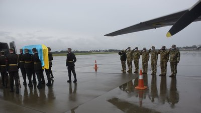 До Львова прибув борт із загиблим у авіакатастрофі Віталієм Вільховим До Львова прибув борт із загиблим у авіакатастрофі Віталієм Вільховим