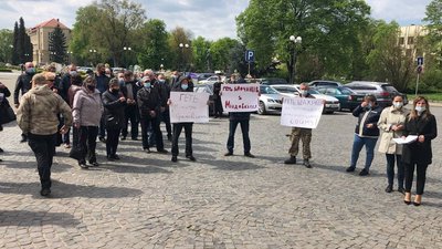 Працівники Ужанського національного парку вийшли на акцію протесту під Закарпатську ОДА