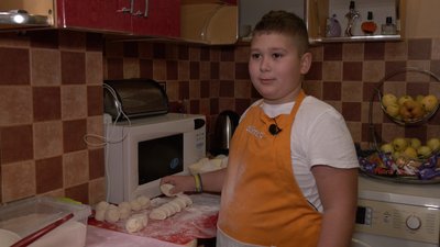 "Може й на танк збиратиму". Десятирічний буковинець пече пончики, щоб купити військовим тепловізор "Може й на танк збиратиму". Десятирічний буковинець пече пончики, щоб купити військовим тепловізор