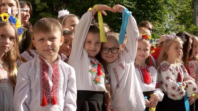 Уперше з часів пандемії: у 26 гімназії в Одесі пролунав останній дзвоник Уперше з часів пандемії: у 26 гімназії в Одесі пролунав останній дзвоник