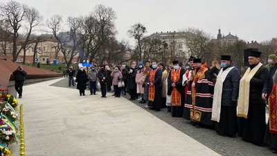 "Біля вогню та барикади". Мистецька акція до річниці Революції Гідності відбувається у Львові