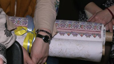 "Цвіт вишиванки": до Луцька привезли міжнародний рушник єднання "Цвіт вишиванки": до Луцька привезли міжнародний рушник єднання