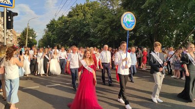У Черкасах відбулася урочиста хода випускників