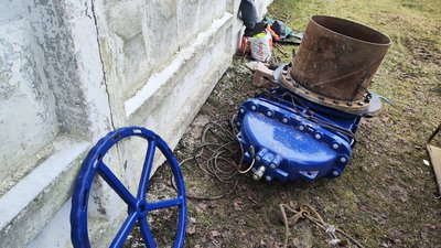 У Луцьку ремонтують центральний водогін: частина міста на день без води У Луцьку ремонтують центральний водогін: частина міста на день без води
