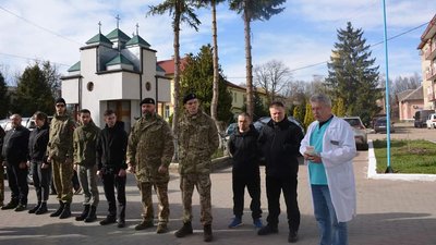 Надвірнянські медики купили бійцям "Правого сектору" позашляховик Надвірнянські медики купили бійцям "Правого сектору" позашляховик