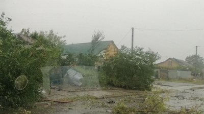 Зірвані дахи, поламані дерева: негода у Кропивницькому Зірвані дахи, поламані дерева: негода у Кропивницькому