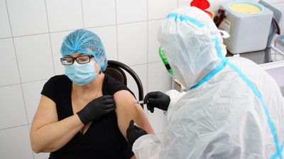 За добу на Івано-Франківщині від COVID-19 медики імунізували 806 людей