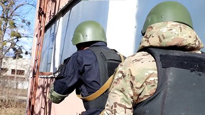 На Прикарпатті командир роти полку "Цунамі" з Луганщини готує добровольців бригади "Лють" На Прикарпатті командир роти полку "Цунамі" з Луганщини готує добровольців бригади "Лють"