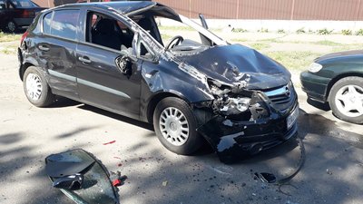 У Черкасах в ДТП перекинулася автівка, є травмовані У Черкасах в ДТП перекинулася автівка, є травмовані