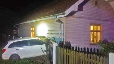 На Львівщині водій авто в'їхав у житловий будинок: двоє травмованих