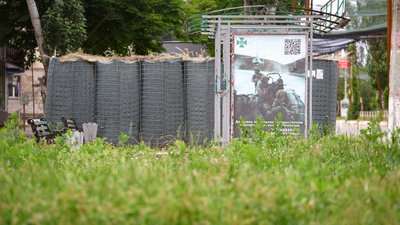 Габіони на зупинці громадського транспорту у Херсоні