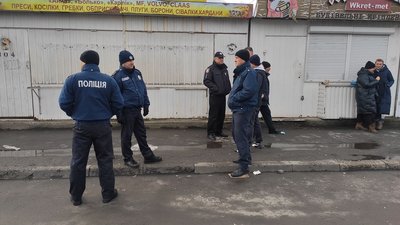 Підприємці Центрального ринку Луцька ночуватимуть біля своїх контейнерів