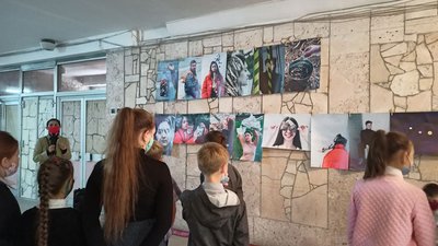 Фотовиставка "BeingEcological" розпочала роботу в миколаївській школі