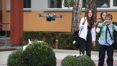 Військові навчали дітей управляти дронами Військові навчали дітей управляти дронами
