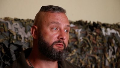 "Бачать скупчення людей і намагаються скинути туди балони з газом". Офіцер розповів про оборону на Кремінському напрямку "Бачать скупчення людей і намагаються скинути туди балони з газом". Офіцер розповів про оборону на Кремінському напрямку