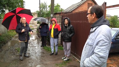 Ні пішки пройти, ні автівкою проїхати – житомиряни скаржаться на залиті водою провулки Ні пішки пройти, ні автівкою проїхати – житомиряни скаржаться на залиті водою провулки
