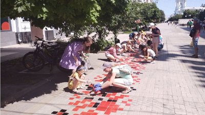 У Сумах відновлюють найбільшу в Україні вишиванку на тротуарній плитці
