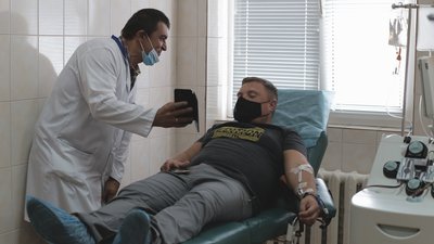 Донор плазми перебуває під апаратом від 40 хвилин до години. Фото: Суспільне Донор плазми перебуває під апаратом від 40 хвилин до години. Фото: Суспільне