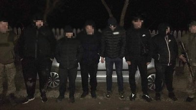 52 тисячі доларів за перетин кордону. У Чернівецькій області намагались вивезти військовозобов'язаних чоловіків