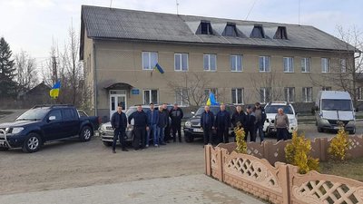 Купили автомобілі та возять гумдопомогу військовим. Як волонтерять у Тарашанській громаді на Буковині