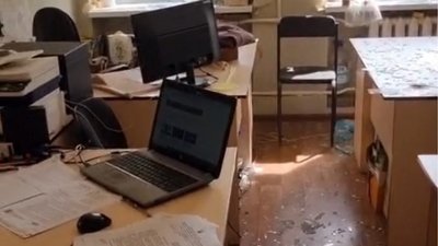 Пошкоджене приміщення селищної ради через удар БпЛА по Золочеву