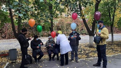 У Херсоні діти з колективу "Янголи добра" принесли подарунки інвалідам та ветеранам війни У Херсоні діти з колективу "Янголи добра" принесли подарунки інвалідам та ветеранам війни