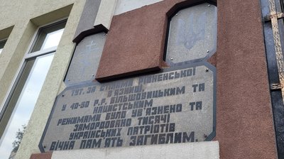 Клима Савура в бронзі "приймала" його зв'язкова: до 20-річчя відкриття в Рівному пам'ятника організатору УПА на Волині Клима Савура в бронзі "приймала" його зв'язкова: до 20-річчя відкриття в Рівному пам'ятника організатору УПА на Волині