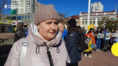 Чекає на повернення чоловіка з російського полону.