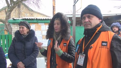 Благодійники обстежують пошкоджені обстрілами будинки у сірій зоні